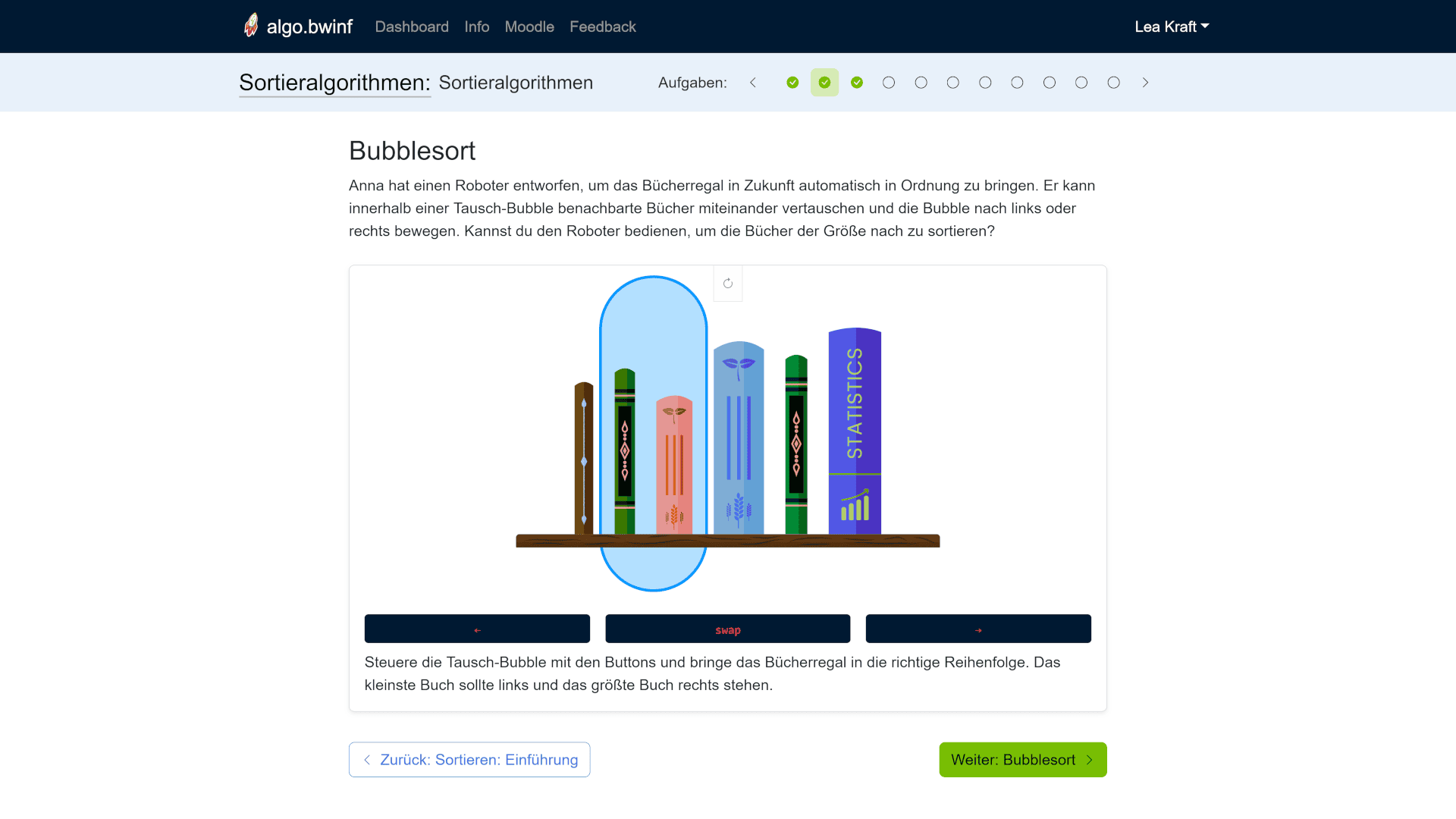 Ein Screenshot von algo.bwinf. Es ist ein Bücherregal mit Büchern zu sehen, die nach Größe sortiert werden sollen.